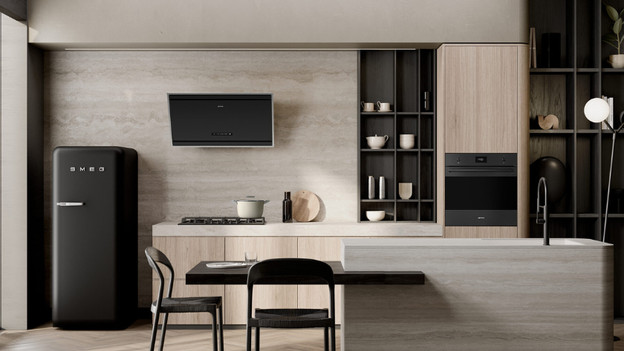 Schwarzer SMEG FAB28 in der Küche