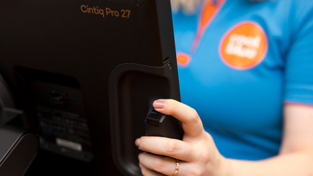 Experte drückt die ExpressKeys auf der Rückseite des Grafiktabletts