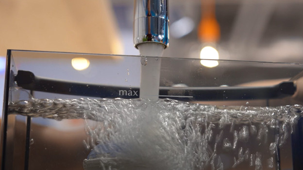 Fülle den Wassertank