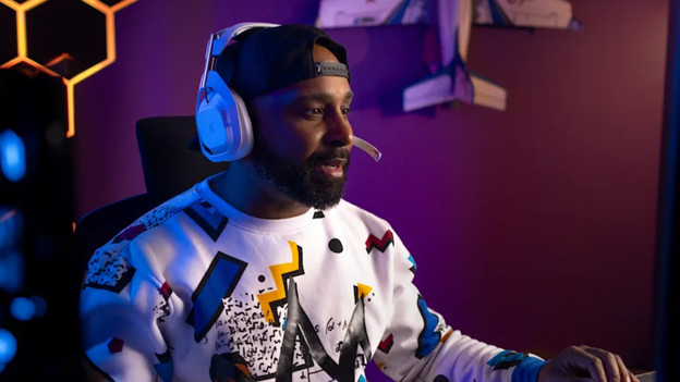 Gamer, der ein Astro A50 trägt