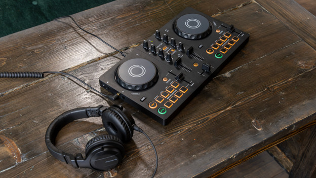 How do you choose a DJ set?