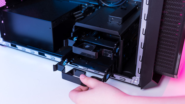 Mann spielt Spiel auf Computer mit SSD, die in einem Kreis hervorgehoben wird