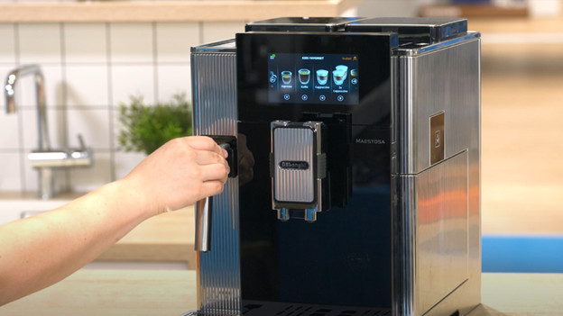 Setze den Heißwasserauslauf ein