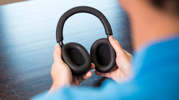 Sony WH-1000XM5: not foldable