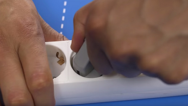 Stecker aus der Steckdose