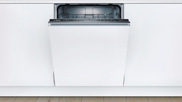 Halb geöffnete Spülmaschine