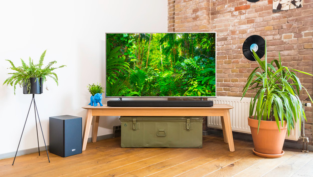 Spare mit einem Fernseher-Soundbar-Set