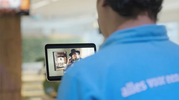 Apple iPad mini unterwegs Serie ansehen