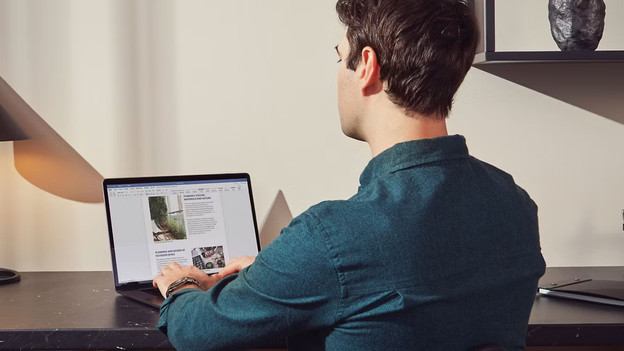 MacBook auf einem Tisch