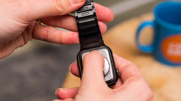 Drücke den Entriegelungsknopf auf der Rückseite der Apple Watch.