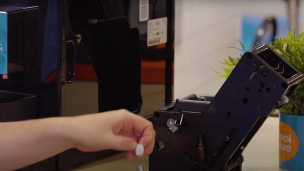 Tablette in Brühgruppe geben