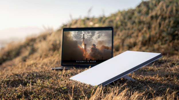 Starlink Mini in einem Feld mit Laptop