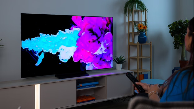 Experte sieht kontrastreiche Bilder auf dem Fernseher.