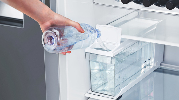 Side-by-Side-Kühlschrank mit Wasserversorgung