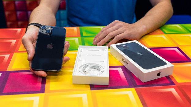 Apple iPhone 13 ausgepackt