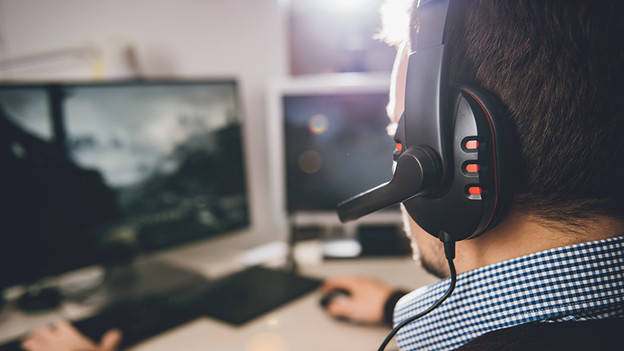 Mit einem Gaming-Headset spielen