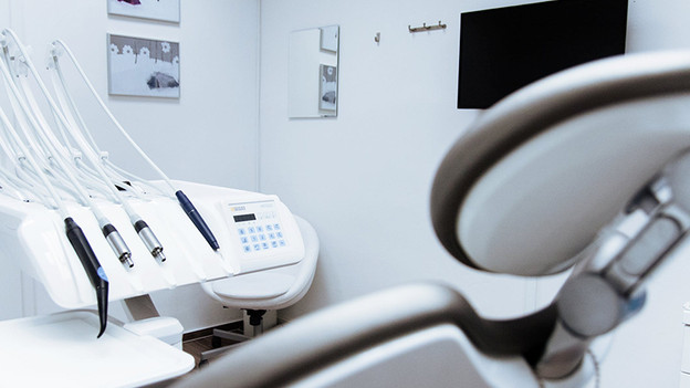 Zahnarztbesuch entzündetes Zahnfleisch