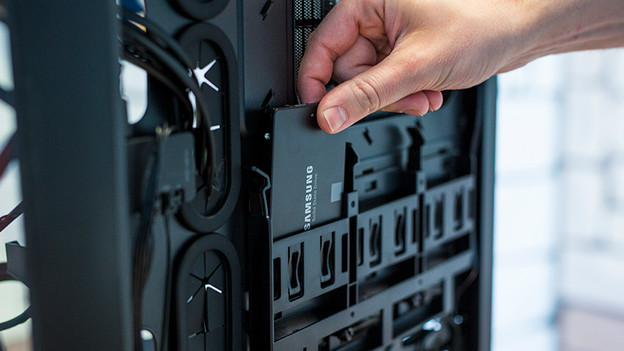 Experte baut eine interne 2,5 Zoll SSD ein