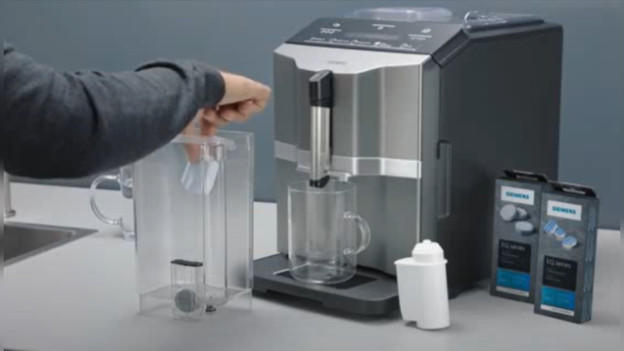 Coffee machine with cleaning tablet