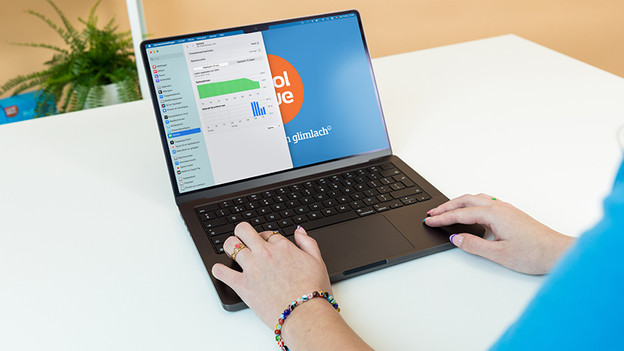 Überprüfe den Akkustatus des MacBook