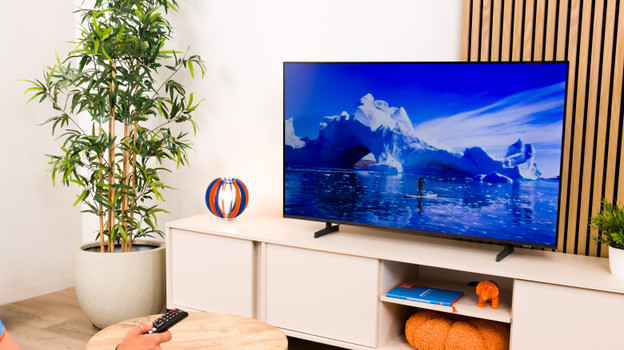 Expert sits in front of the Samsung U7099F TV.