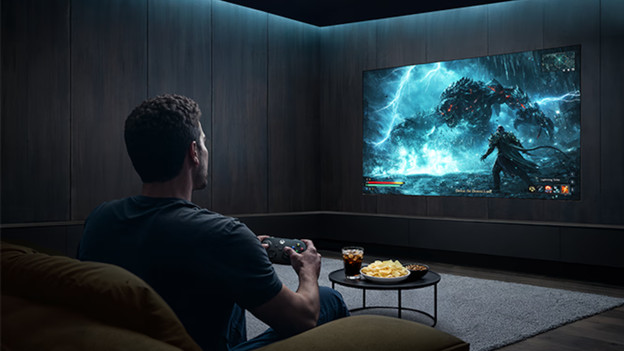Mann, der auf einem Samsung Fernseher gamt