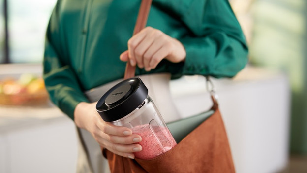 Taking a pitcher of smoothie with you