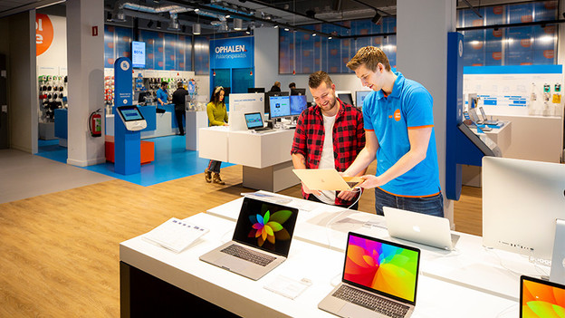 Experte im Store hilft Kunden