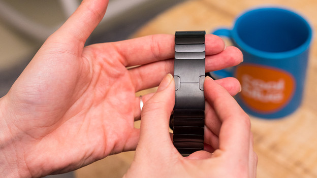 Klappe den Doppelfaltverschluss auf.