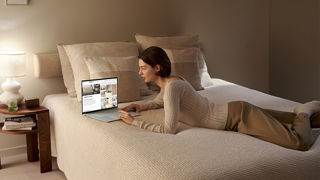 Frau sieht auf Laptop