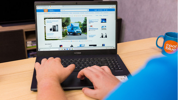 Mitarbeiter arbeitet an einem ASUS-Laptop.