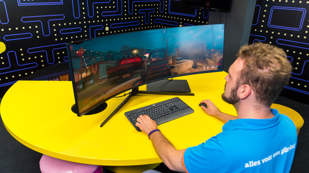 Experte beim Gaming auf einem Super-Ultrawide-IPS-Gaming-Monitor