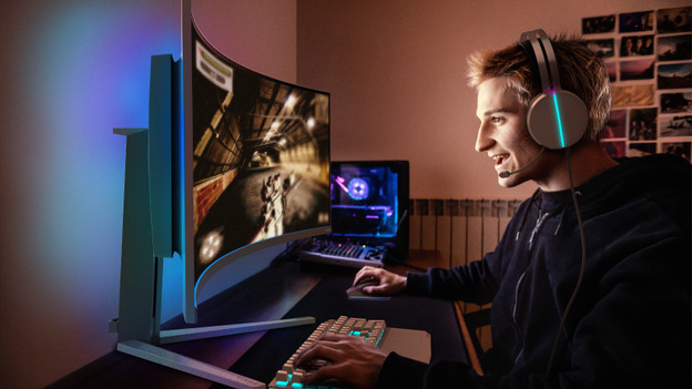 Philips Evnia monitor immersive games