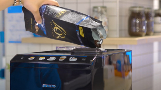 Befülle den Bohnenbehälter