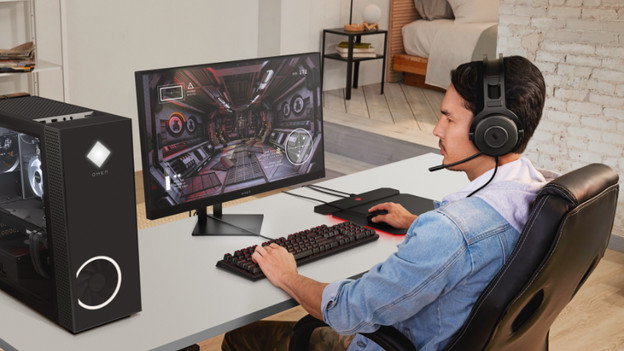 Mann an HP Omen PC mit Zubehör