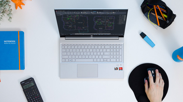 Ein Laptop mit technischen Zeichnungen