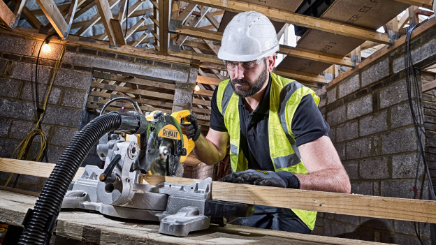 Profi nutzt Kappsäge in der Werkstatt