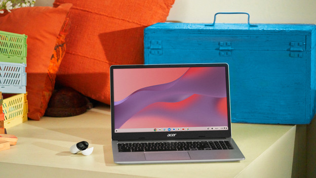 Ein Chromebook auf einem Schreibtisch.