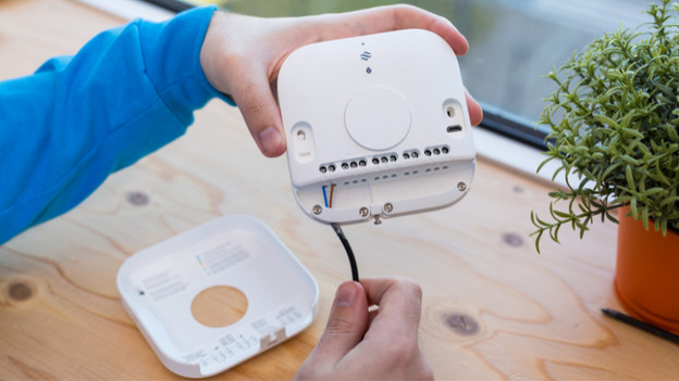 Schritt 4: Schließe die 2 Kabel an