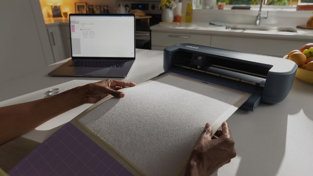 Du kannst Papier in den Maker 5 einlegen