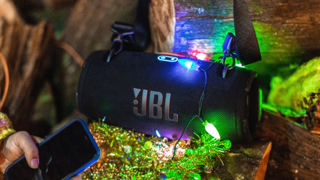 JBL Xtreme 3: buttons on the top