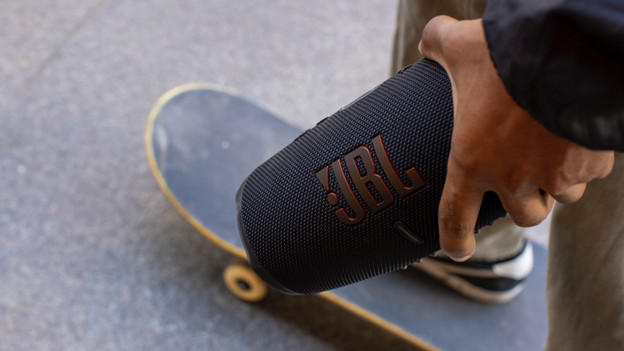 JBL Charge 5: built-in powerbank