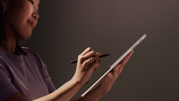 Frau benutzt den Touchscreen eines Surface Laptops mit dem Surface Pen