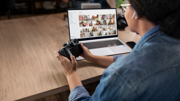 Frau mit Kamera und Laptop