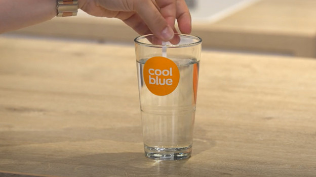 Tauche den Streifen für 1 Sekunde in ein Glas Wasser