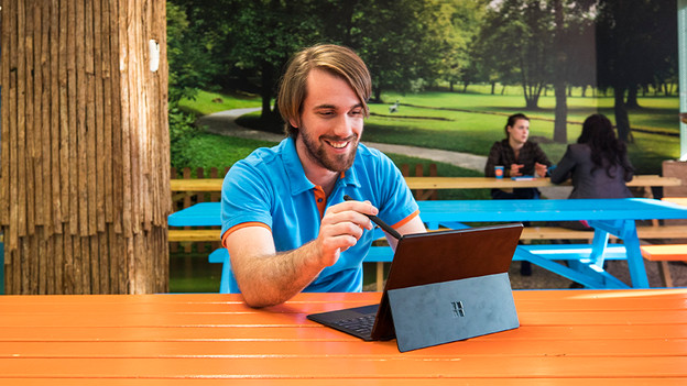 Coolblue-Mitarbeiter arbeitet mit Stylus-Stift am Touchscreen des Microsoft Surface Pro.