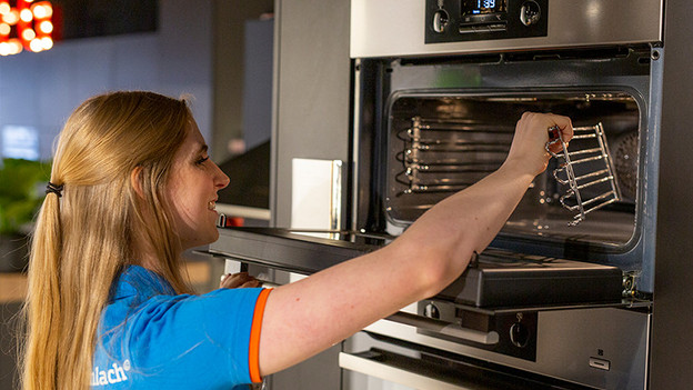 Coolbluer nimmt den Rost aus dem Backofen