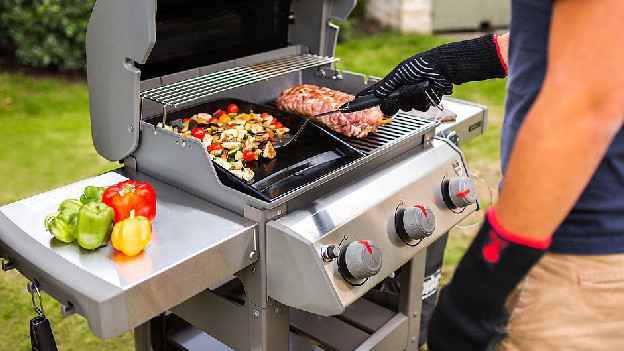Möchtest du stehend und sicher grillen, ohne dich zu bücken?