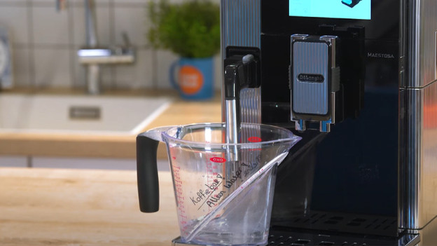 Die Maschine gibt automatisch Wasser ab