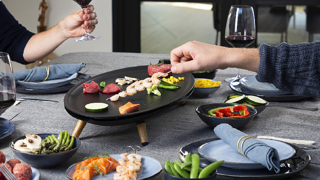 Esstisch: gleichzeitig grillen und essen